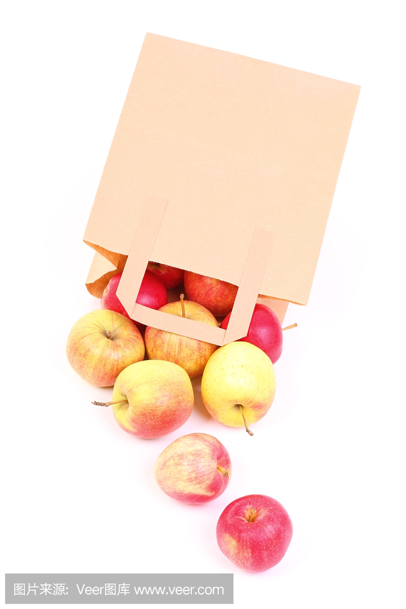 购物的棕色礼品袋和苹果隔离